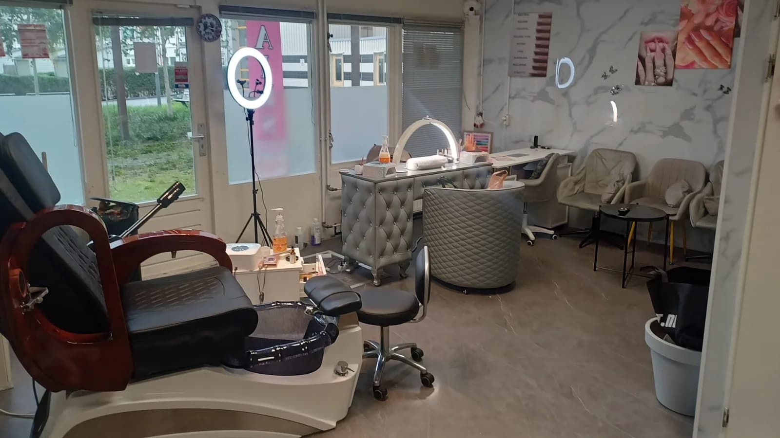 De studio in Rotterdam-Zuid met pedicurestoel, manicureplekken en ringlamp